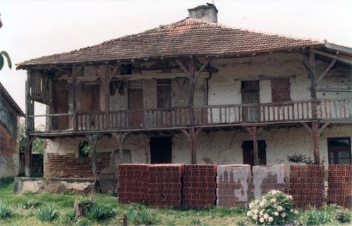 Echoppe avec galerie couverte à l’entrée du village de Calonges. (Photo 1. R Gaston)