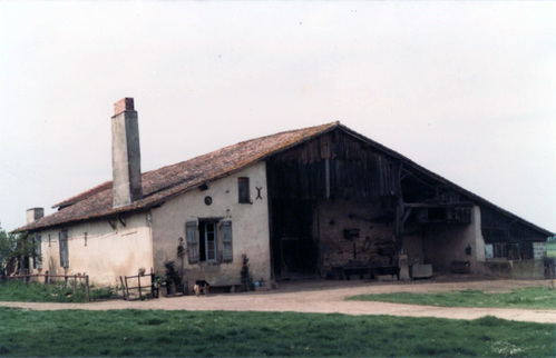 MaiterieMaitérie grange-étable marmandaise à Samazan à toit assymétrique, l’influence des Landes toutes proches se fait sentir. (Photo 5. R Gaston)