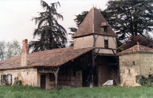 La ferme du Roudey à Gontaud de Nogaret. Métairie grange-étable de type marmandais avec pigeonnier central surmontant le « balet ». (Photo 6. R Gaston)